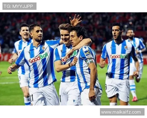 上海足球队引领最新足球团队协作排行榜前十名分析与展望 上海足球队引领最新足球团队协作排行榜前十名分析与展望